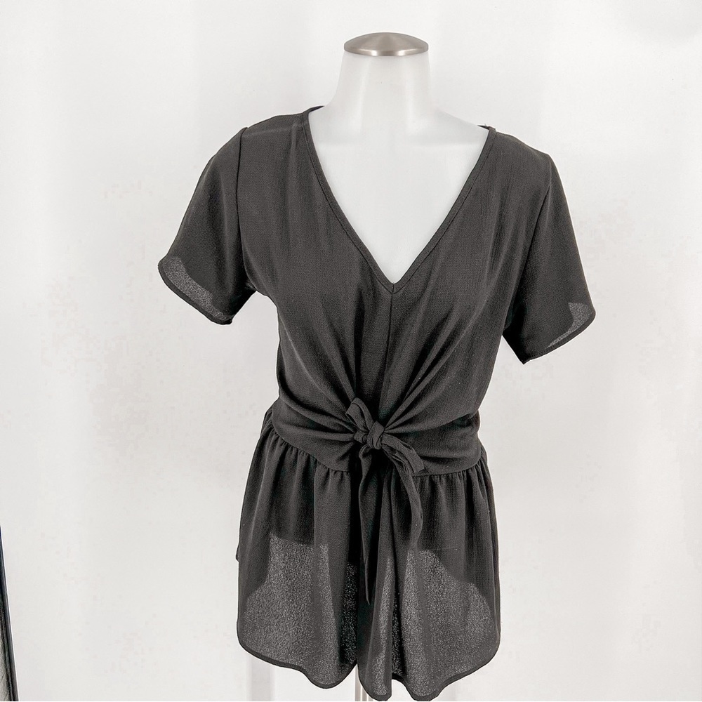 Entro black top with a tie on the front